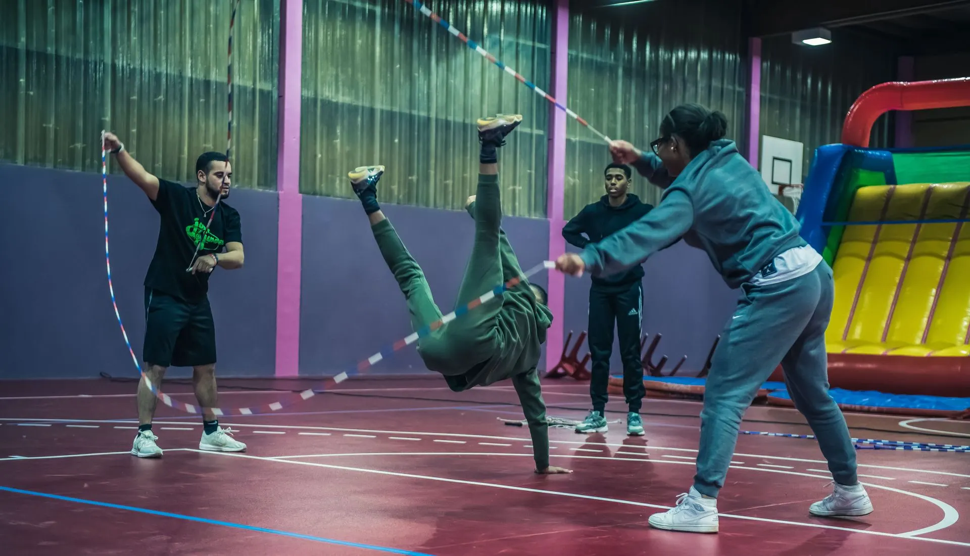 Séance de double dutch dans un gymnase : deux cordes et une figure au sol