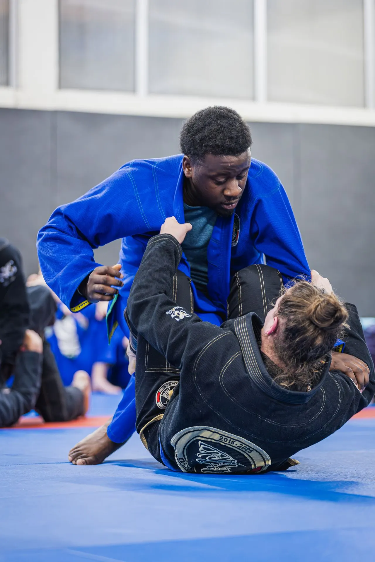 Combat en kimono bleu, cadrage vertical
