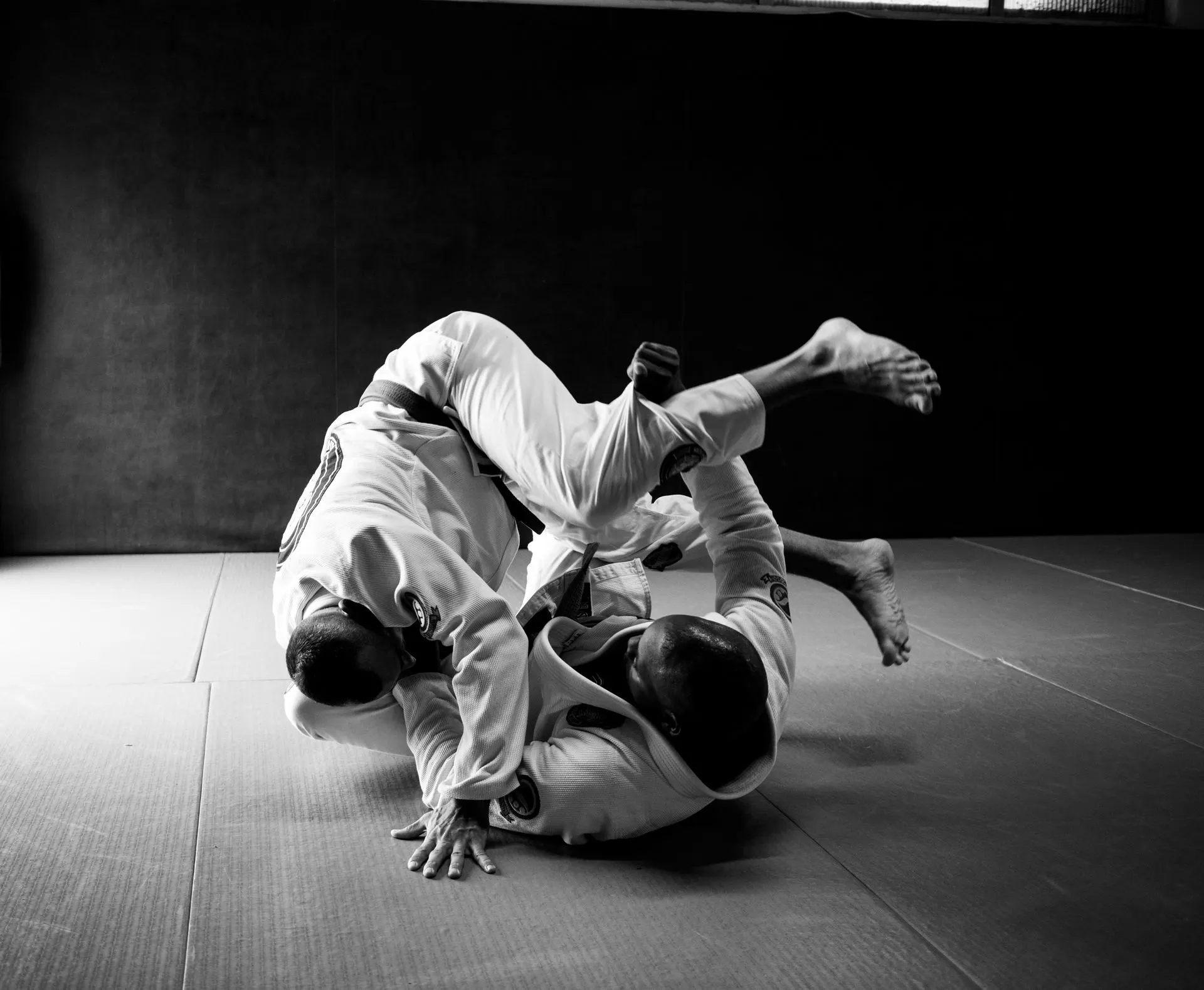 Deux pratiquants en kimono au sol, photo noir et blanc