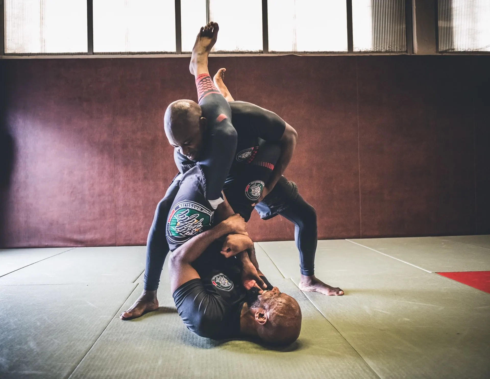 Combat No Gi : un pratiquant verrouille un triangle