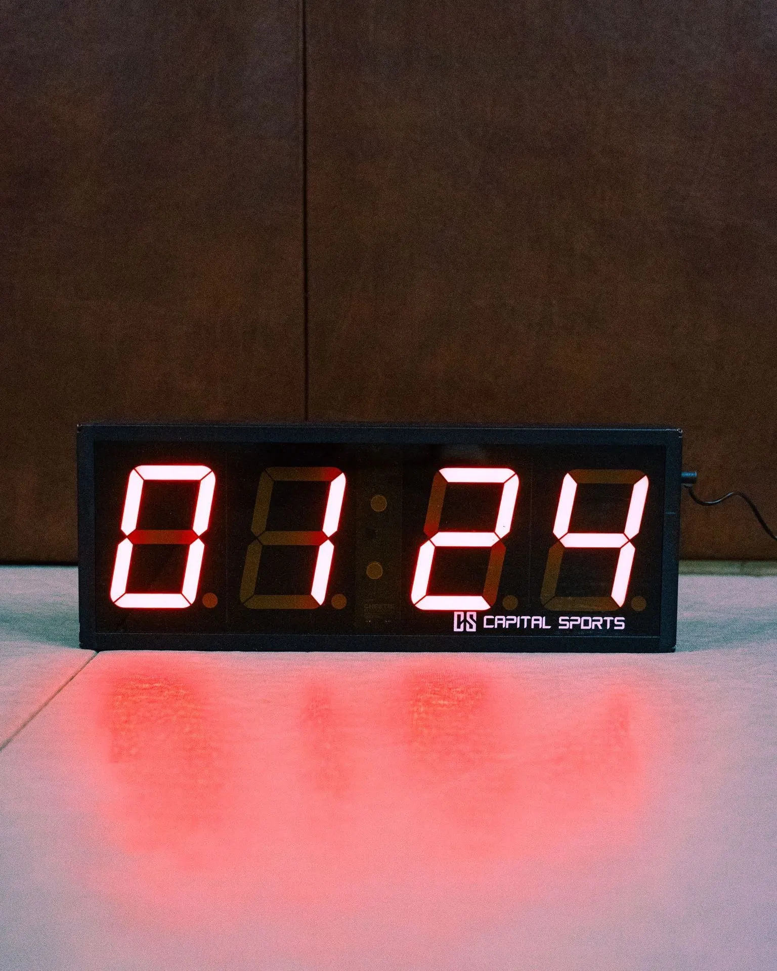 Le chronomètre LED du dojo affiche 01:24 au-dessus du tapis