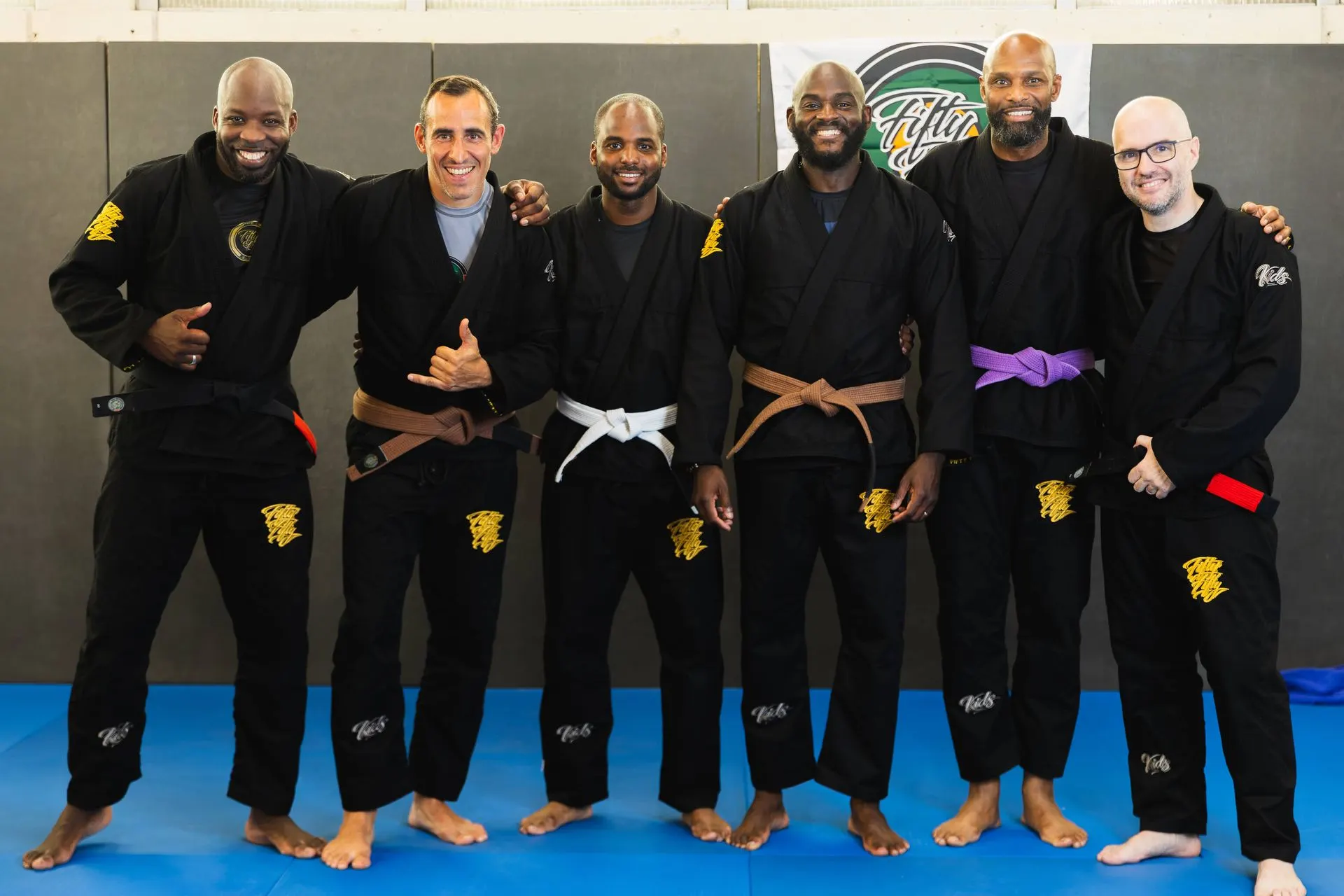 Les coachs de la section enfants, en kimono noir, côte à côte