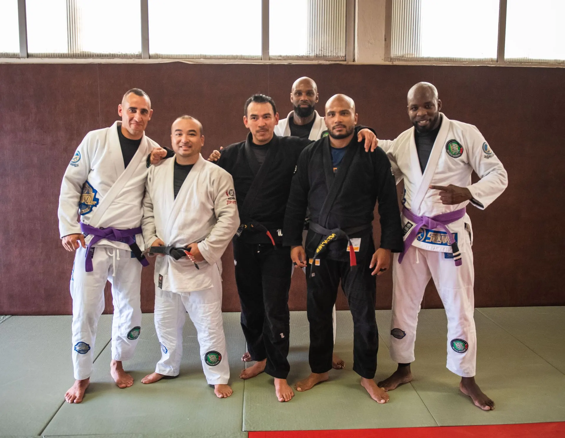 Les coachs du club en kimono, côte à côte