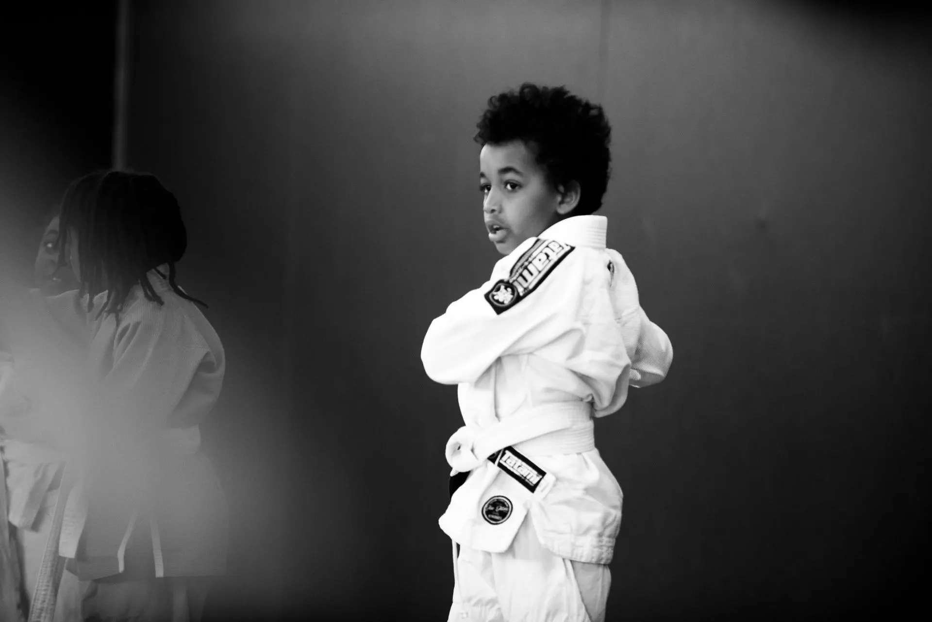 Portrait noir et blanc d’un enfant en kimono blanc