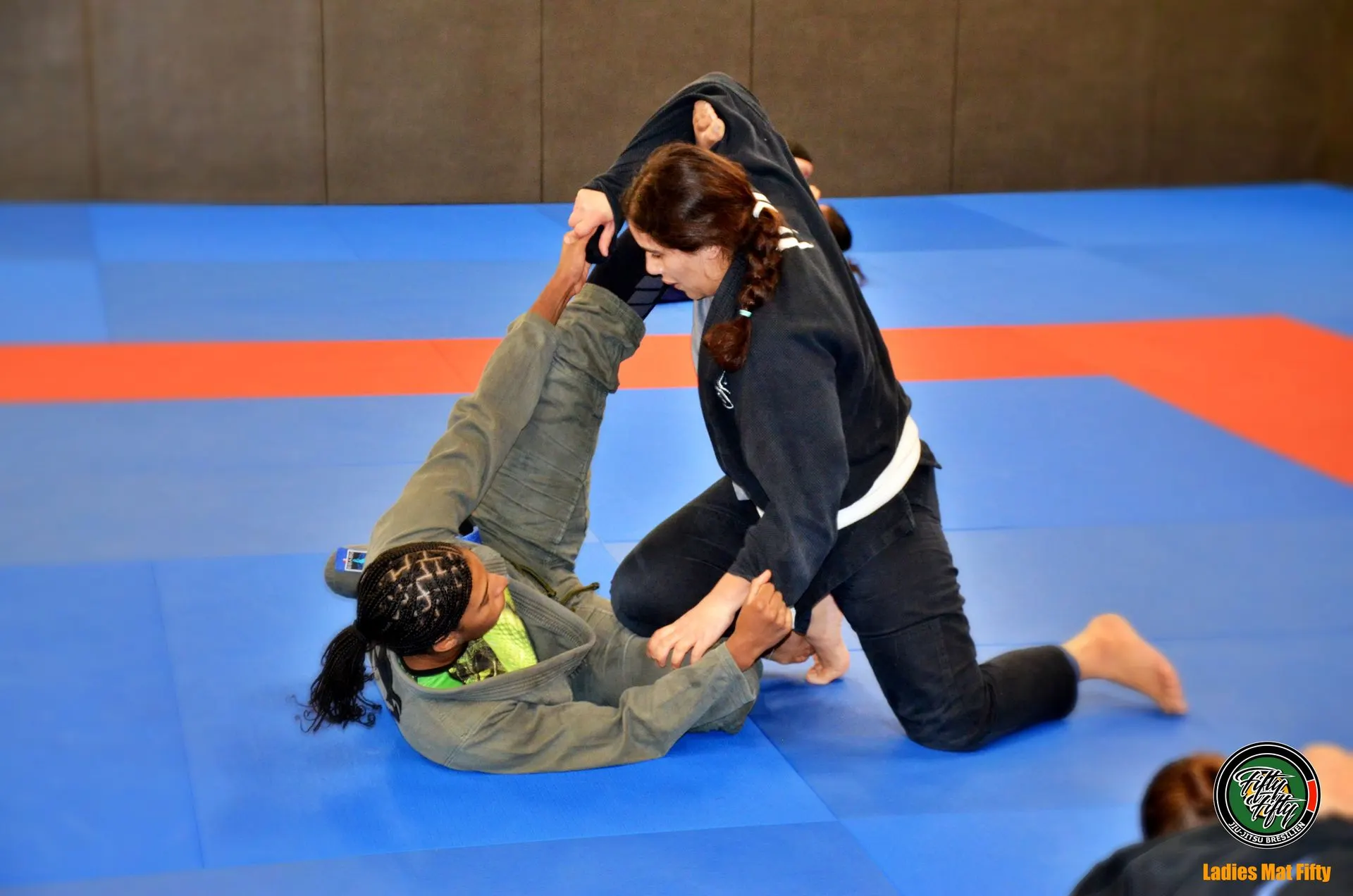 Deux pratiquantes en combat au Ladies Mat Fifty