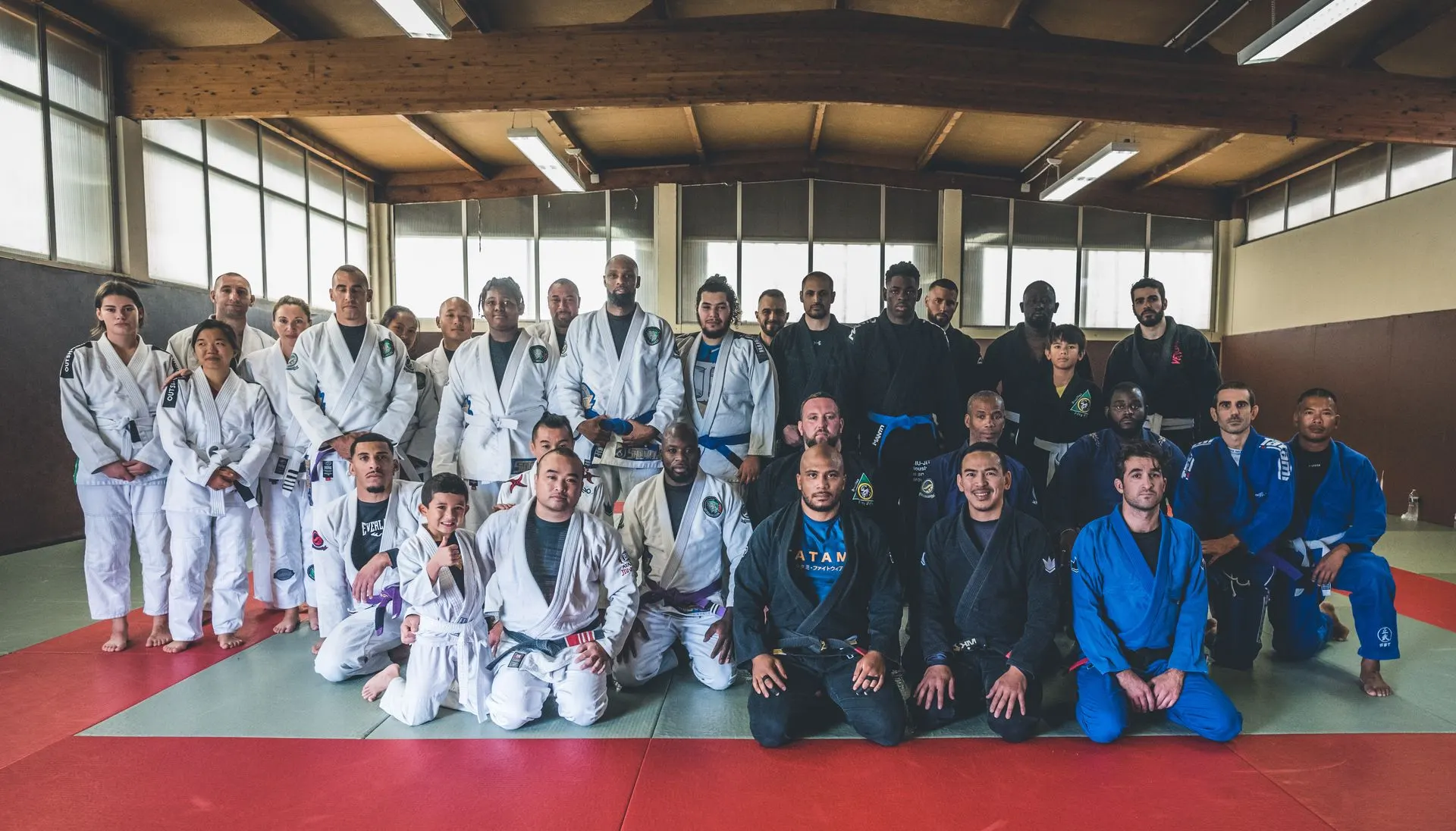 Les adultes du club réunis en kimono dans le dojo