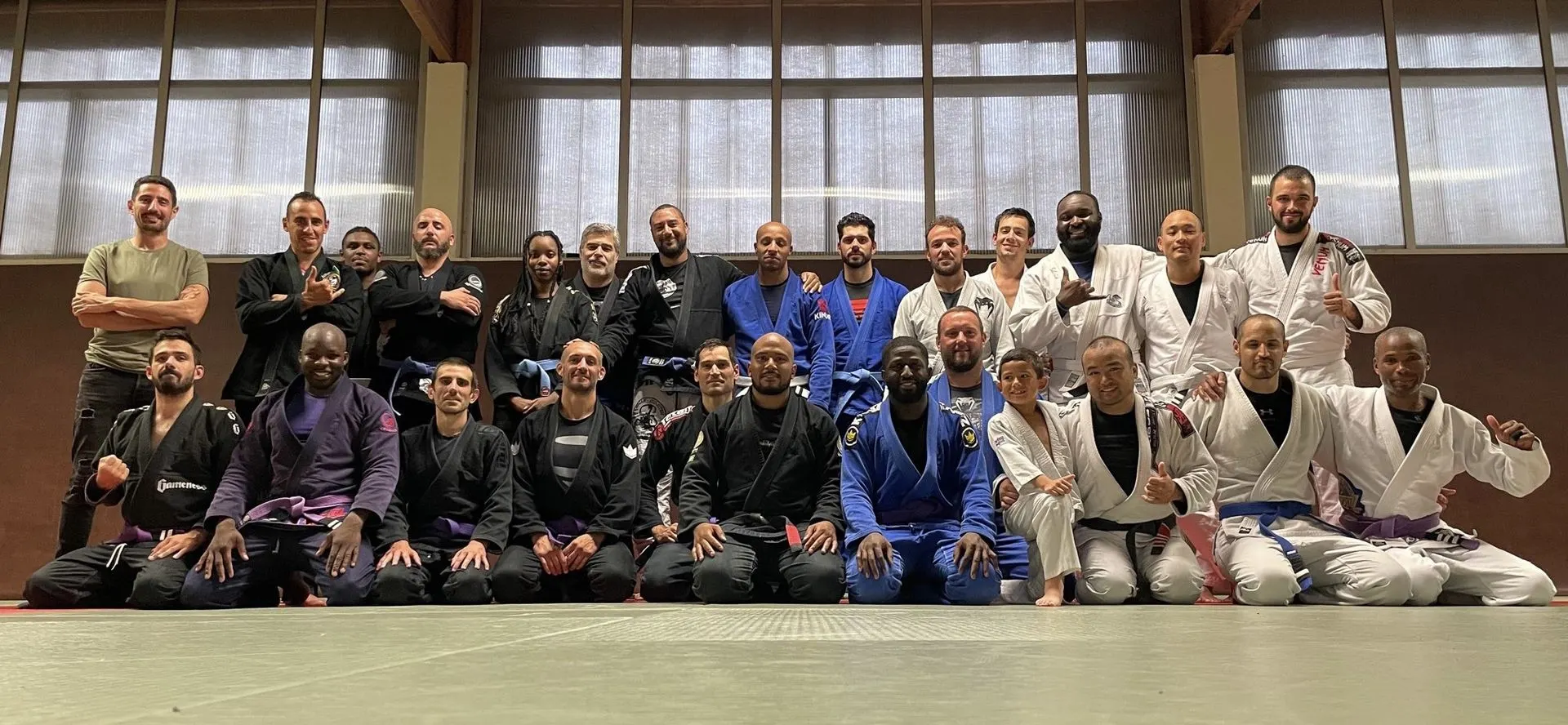 Les membres du club réunis sur le tapis, en kimono